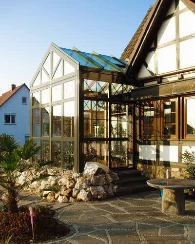Wintergarten - dem Fachwerk des Hauses angepasst. Innen Holz, außen Alu